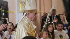 Папа Франциск даде първо причастие на децата в Раковски - Videoclip.bg