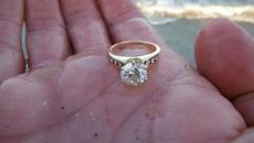 Жена намери отдавна изгубеният си годежен пръстен в пясъка след 11 години - Videoclip.bg