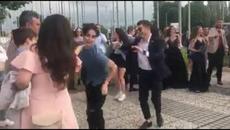 Абитуриенти се веселят пред Панаира - Videoclip.bg