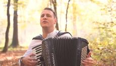 Siniša Biško - Ne silazi sa čardaka(COVER) - Videoclip.bg