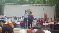 Димитър  Николов  открива  фестивала  Хоро край лазурния бряг - Videoclip.bg