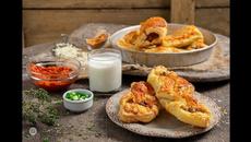 Интересни, вкусни и бързи бутер банички с телешки наденички - Videoclip.bg