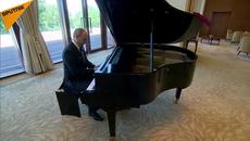 Vladimir Putin playing Seven Nation Army - Videoclip.bg