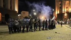 Напрежение пред Парламента, бомби засипаха полицаите!!! -2.09.2020 г. - Videoclip.bg