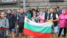 Дъждът не уплаши протеста, недоволните са 10-ти ден на площада - Videoclip.bg