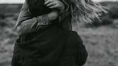 Не тръгвам ако заедно не тръгнем ...Μιχάλης Χατζηγιάννης - Δε φεύγω (Live) - Videoclip.bg