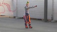 ХАХАХАХАХА, този клоун ми направи деня! - Videoclip.bg