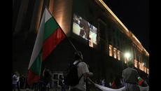 Ден 61: Кадри с груба полицейска сила върху фасадата на парламента - Videoclip.bg