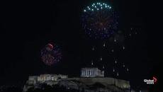 НОВА ГОДИНА 2021 - NEW YEAR’S EVE 2021 Вижте Гърция ослепена с цветни фойерверки над Акропола - Videoclip.bg
