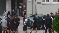 Футболни фенове в опит да нахлуят на събитие на ЛГБТ организация в Пловдив - Videoclip.bg