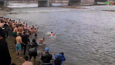 33-г. Пламен Павлов улови Богоявленския кръст във водите на река Марица в Пловдив и си пожела дете - Videoclip.bg