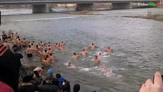 Йордановден в Пловдив  (06.01.2015) Хвърляне на кръста в р. Марица - Videoclip.bg