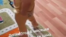 Бебе се облича само на година и половина ! - Videoclip.bg