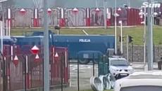 Belarus migrants blasted with water cannons by Polish border force - Videoclip.bg