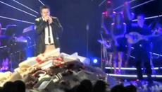 Γιάννης Πλούταρχος - Πάνε τώρα τόσες μέρες - минаха вече толкова дни - Videoclip.bg