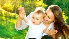 Пейки за кърмене и повиване за удобство на майките в градския парк в Ямбол - Videoclip.bg