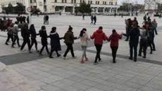 Мъж заплашвал с нож насред хорото в центъра на Пловдив днес! Най-дългото хоро в Пловдив от птичи поглед - Videoclip.bg