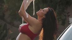 Секси мацка на автомивка - Videoclip.bg