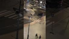 Police Search Hostage-Taker for Explosives Outside Apple Store in Amsterdam - Videoclip.bg