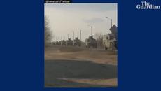 Руски военен конвой 28.02.2022 г. Video shows Ukrainian ‘tank man’ trying to block Russian military convoy - Videoclip.bg