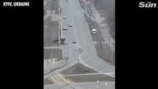 Инвазия в Украйна - Ukraine invasion TANK crushes civilian car in Kyiv but driver is miraculously rescued alive - Videoclip.bg