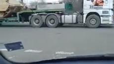 Танковете на платформи и военна полиция в Карнобат - сега 02.03.2022г. - Videoclip.bg