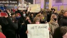 Стотици арестувани руски мирни граждани излезли на протест срещу войната в Москва и Санкт Петербург - Videoclip.bg