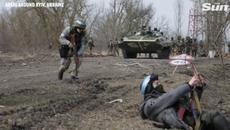 Ukrainian soldiers survey areas liberated from Russian forces outside Kyiv - Videoclip.bg