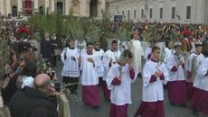 Католиците отбелязаха Палмова неделя или Цветница, папа Франциск осъди войната - Videoclip.bg