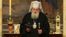 Правителството готово да осигури самолет за Благодатния огън на Велика събота - Videoclip.bg