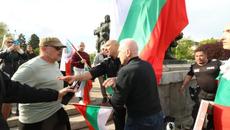 Сблъсъци и напрежение между протестиращи за и против военна помощ за Украйна - Videoclip.bg