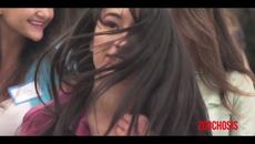 Секси Ескалатор Ето какво може да постигнеш с един Бонбон... - Videoclip.bg