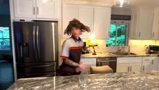 Bartenders in movies for literally no reason: - Videoclip.bg