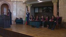 Връчиха дипломите на студенти по журналистика от СУ - Videoclip.bg