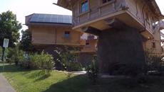 Необычный кемпинг в Германии с домами на деревьях - Videoclip.bg