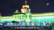 Karnataka Vidhana Soudha illuminates in Tricolour ahead of I-Day - Videoclip.bg