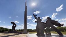 Сринаха паметника на съветската армия в Рига - Латвия 2022 г. (Видео) - Videoclip.bg