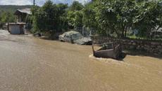 Хората от с.Каравелово все още нямат достъп до къщите си - Videoclip.bg