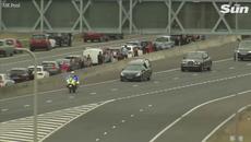 Hundreds of mourners line the streets to see the Queen's coffin as it arrives in Edinburgh - Videoclip.bg