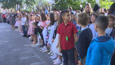 Отново на училище! С пожелания за присъствено обучение започна учебната година в цялата страна - Videoclip.bg