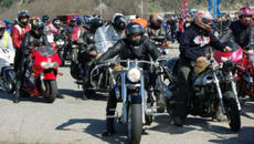 Мотористи с акция в Пловдив в памет на загиналите на пътя - Видях ги движат се в групи в нощта - Videoclip.bg