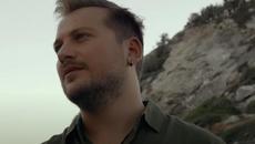 Δημήτρης Ντέντες – Μείνε • Official Music Video (4K) - Videoclip.bg