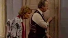 ALF Meets Raquel in the Backyard - Videoclip.bg