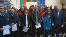 Наградиха спасителите на Сашко от Перник и над 70 полицаи и доброволци от акцията - Videoclip.bg