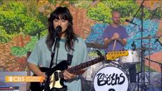 Saturday Sessions: The Beths perform "Expert in a Dying Field" - Videoclip.bg