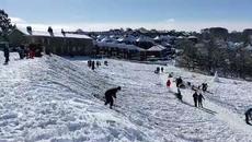 Snowboarding on the Bole Hills in Crookes, Sheffield - Videoclip.bg