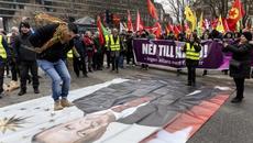 Напрежение между Швеция и Турция - политик изгори Корана на протест в Стокхолм - Videoclip.bg