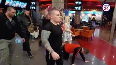 Емили, Чеченеца и Тошо Куката заплашват момче със специални потребности, карат го да се преструва на куче в мол - Videoclip.bg