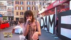 Madame canta Il bene e il male con balletto lesbo - Videoclip.bg