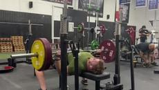 Barbell Falls on Man's Face While Doing Bench Press - Videoclip.bg